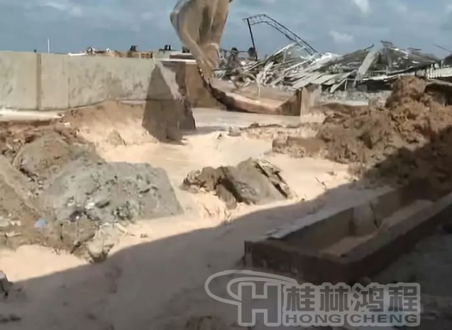 廉江政府鐵腕整治拆除一高嶺土廠，連設(shè)備都砸碎！