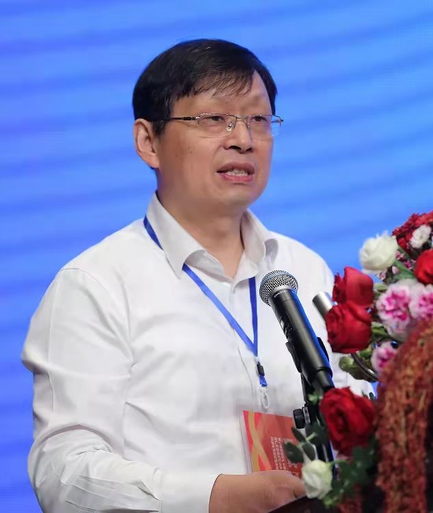 廣西大學(xué)校長助理、廣西碳酸鈣產(chǎn)業(yè)化工程院常務(wù)副院長、廣西碳酸鈣行業(yè)協(xié)會(huì)會(huì)長童張法圖片來源：廣西碳酸鈣產(chǎn)業(yè)化工程院